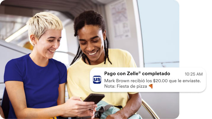 Dos mujeres leyendo una notificación de Zelle en un teléfono móvil.