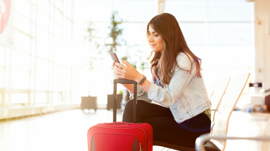 Woman shopping her Altitude® Reserve Visa Infinite® Card, the metal credit card from U.S. Bank