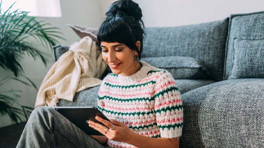 Photo woman working in living room