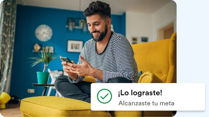 Hombre leyendo una notificación de meta alcanzada en un teléfono móvil.