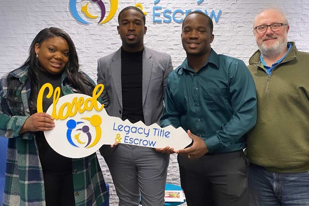 Klara Gardner, izquierda, y su esposo Joseph Lenoir, sosteniendo la llave, celebran el cierre del préstamo de su nueva vivienda en St. Louis que financiaron con un Préstamo de Home Access de U.S. Bank.