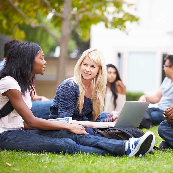 Mujeres revisando los beneficios de la cuenta Student Checking