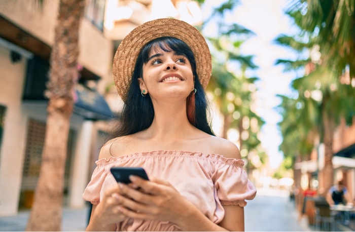 Persona de vacaciones utilizando un teléfono inteligente