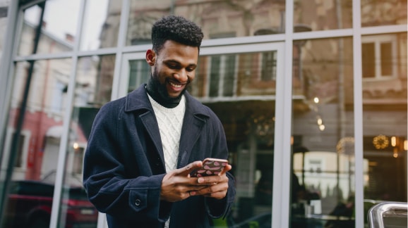 Persona utilizando un teléfono inteligente